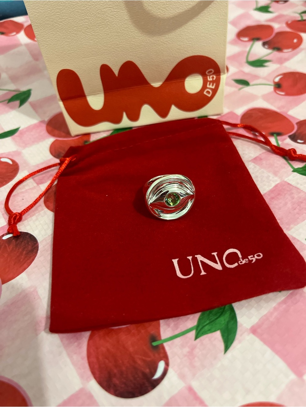 UNOde50 Silver Ring with Green Stone Accent